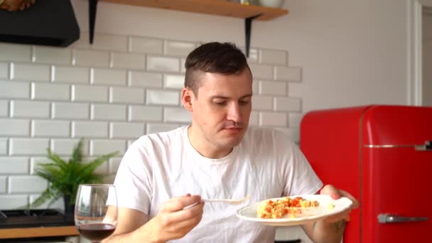 Close Jovem Comendo Prato Ganancioso Placa Branca Adulto Cara Feliz — Vídeo de Stock