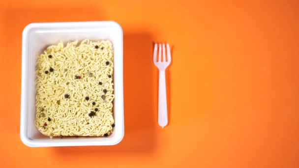 Primer Plano Fideos Instantáneos Con Condimento Sobre Fondo Naranja Agua — Vídeo de stock