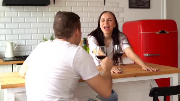 Mujer Joven Hombre Hablando Sentado Mesa Cocina Macho Lanza Uvas — Vídeos de Stock