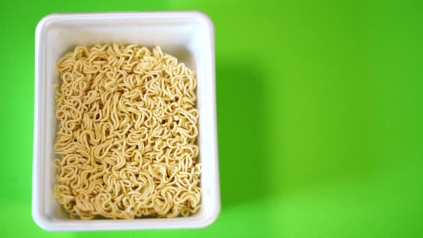 Primer Plano Fideos Instantáneos Sobre Fondo Verde Agua Hirviendo Vierte — Vídeo de stock