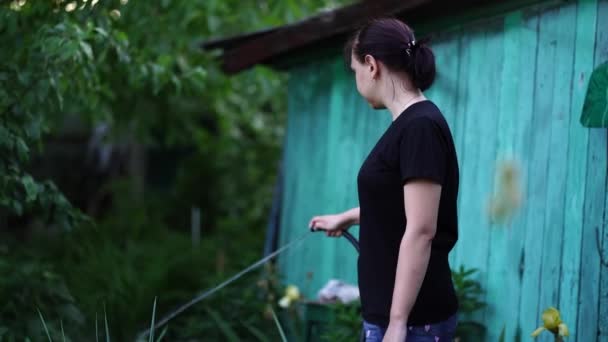 Jeune Femme Arrosant Potager Partir Tuyau Gros Plan Sur Arrosage — Video