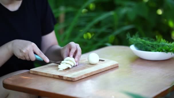 Vrouw Die Gekookte Eieren Buiten Houten Plank Snijdt Close Van — Stockvideo