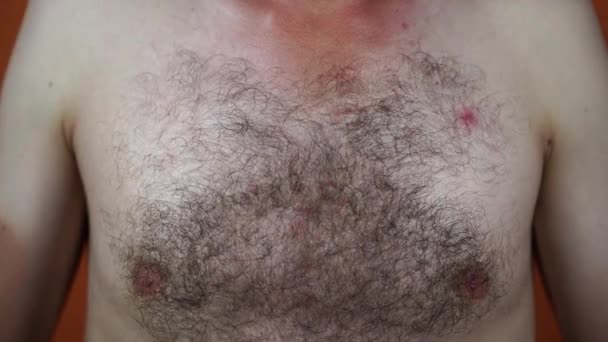 Primer Plano Del Pecho Peludo Masculino Parte Del Cuerpo Con — Vídeo de stock