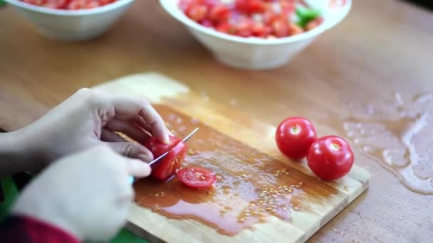 女人在户外的木板上切西红柿 用刀割菜板上的刀割蔬菜妇女双手的特写 — 图库视频影像