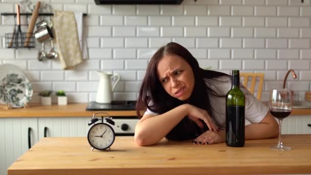 Genç Bir Kadın Mutfak Masasındaki Çalar Saatten Uyanır Baş Ağrısı — Stok video