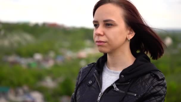Eine Junge Frau Lederjacke Blickt Diesem Trüben Tag Nachdenklich Weg — Stockvideo