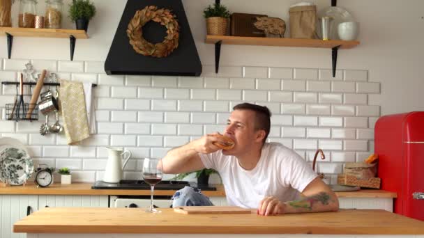 Joven Guapo Comiendo Hamburguesa Hombre Adulto Disfrutando Comida Sentado Mesa — Vídeos de Stock