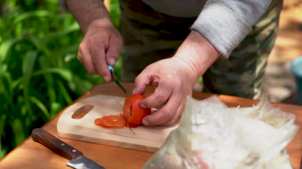 Закройте Руки Режьте Овощи Ножом Доске — стоковое видео