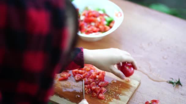Frau Schneidet Tomaten Auf Holzbrett Freien Großaufnahme Von Frauenhänden Die — Stockvideo