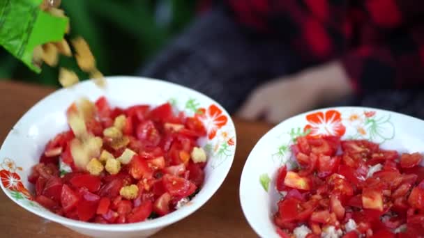 Mulher Prepara Salada Livre Close Rúspidas Aspersão Femininas Placa — Vídeo de Stock