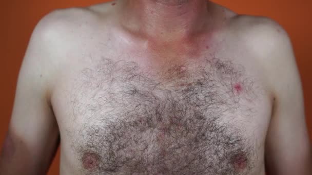 Primer Plano Del Pecho Peludo Masculino Parte Del Cuerpo Con — Vídeos de Stock