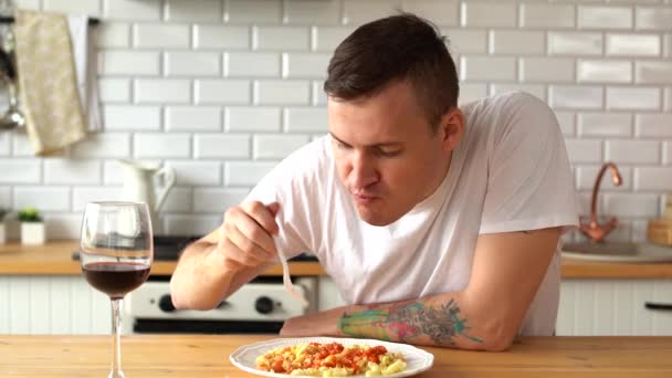 Primer Plano Del Joven Comiendo Plato Codiciosamente Plato Blanco Hombre — Vídeos de Stock