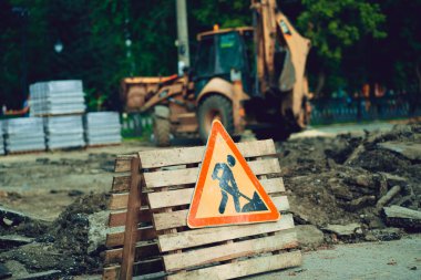Trafik katılımcılarını yolda tamirat yapıldığı konusunda bilgilendirmek için yol çalışması işareti.