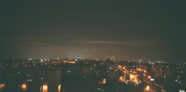 Geceleri modern apartman binaları. Modern bir konut binasının cephesi..