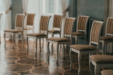 Odadaki sandalyeleri kapatın. Festivaller için salondaki güzel koltuklar.