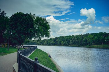 Yeşil kırsalda sakin bir gölet. Yeşil ormanın yakınındaki sakin sularla muhteşem gölün üzerinde.