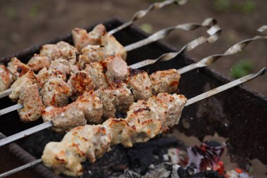 Şişte kızartılmış şiş kebap yakın çekim. Izgarada kızaran sulu barbekü..