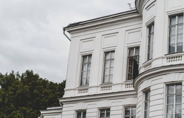 Bulutlu gökyüzünün arka planında tarihi beyaz saray.