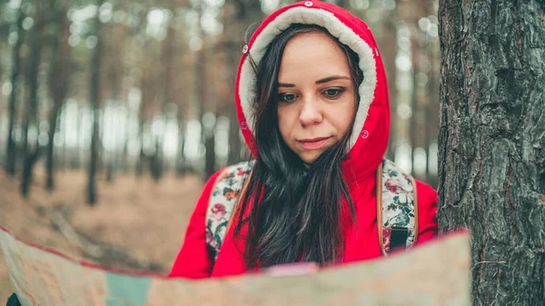 Una Mujer Viajera Con Mapa Bosque Retrato Hermosa Mujer Con — Foto de Stock