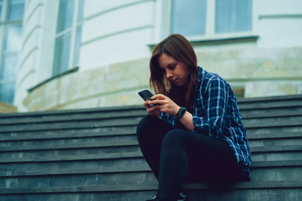 Erwachsene Frau Mit Handy Sitzt Auf Stufen Des Palastes — Stockfoto