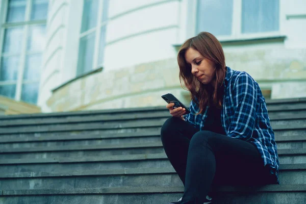 Erwachsene Frau Mit Handy Sitzt Auf Stufen Des Palastes — Stockfoto