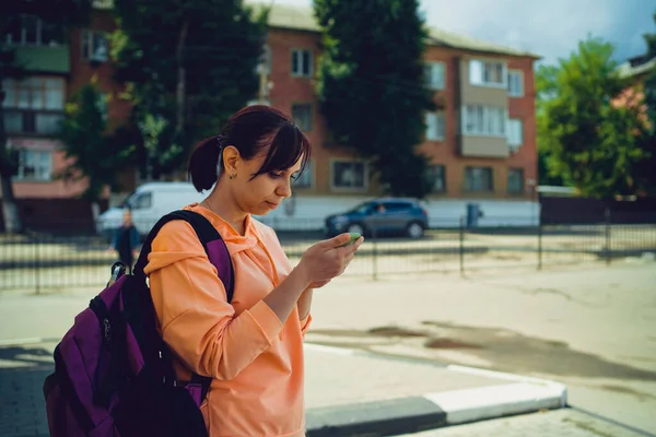 Vonzó Turista Hátizsákkal Városi Utcában Mobiltelefonnal Kezében Oldalnézet Egy Összpontosító — Stock Fotó