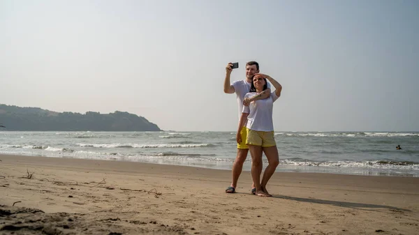 Casal Amoroso Abraçando Durante Data Praia Contra Mar Ondulando Céu — Fotografia de Stock