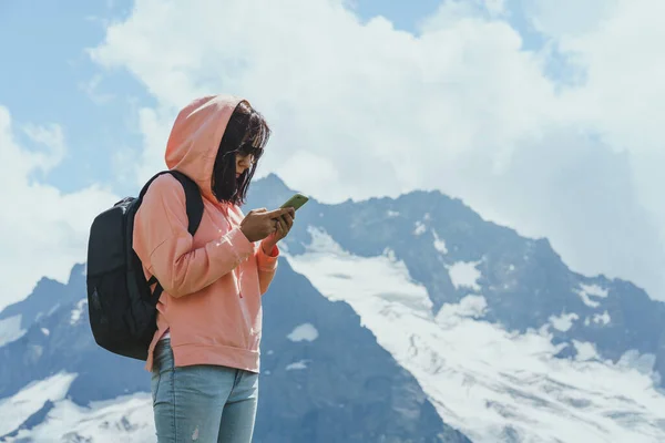 Reisenden Steht Mit Smartphone Den Bergen Touristin Surft Sonnigem Tag — Stockfoto