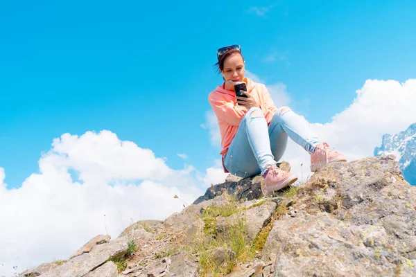 Female Traveler Using Smartphone Mountains Full Body Woman Sitting Rock — Stock Photo, Image