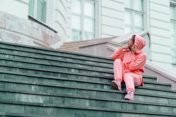 Доросла Жінка Сидить Сходах Палацу — стокове фото
