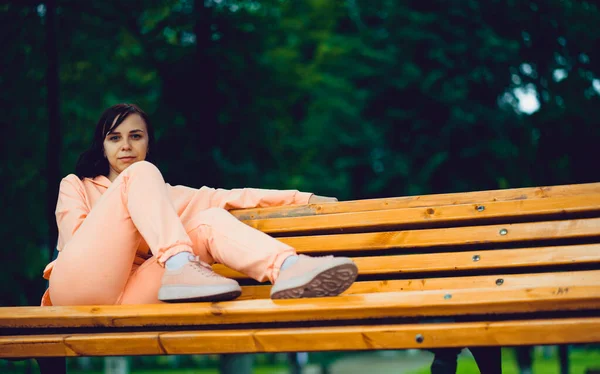 Νεαρή Γυναίκα Κάθεται Στο Παγκάκι Στο Πάρκο Ενήλικο Θηλυκό Απολαμβάνει — Φωτογραφία Αρχείου