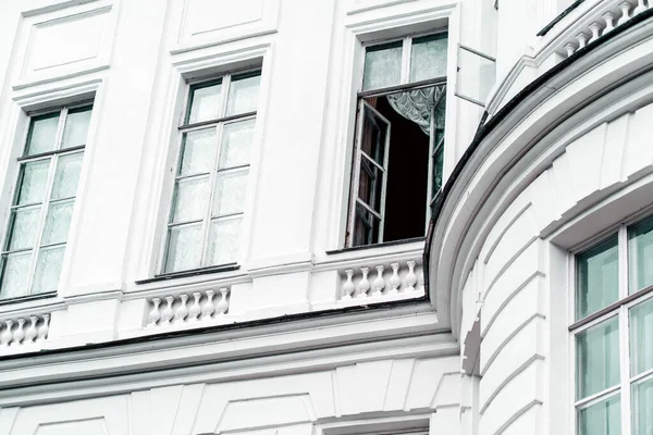 Büyük malikane pencerelerini kapatın. Tarihi Beyaz Saray 'ın pencerelerinin dokusu. — Stok fotoğraf