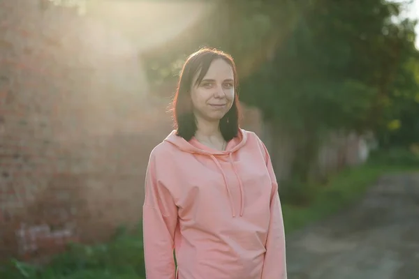 Uma Bela Jovem Beco Mulher Bonita Olhando Para Câmera Balançando — Fotografia de Stock