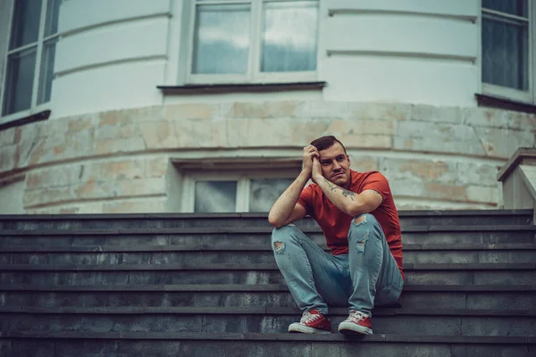 Ein Junger Mann Rotem Shirt Und Jeans Posiert Auf Der — Stockfoto