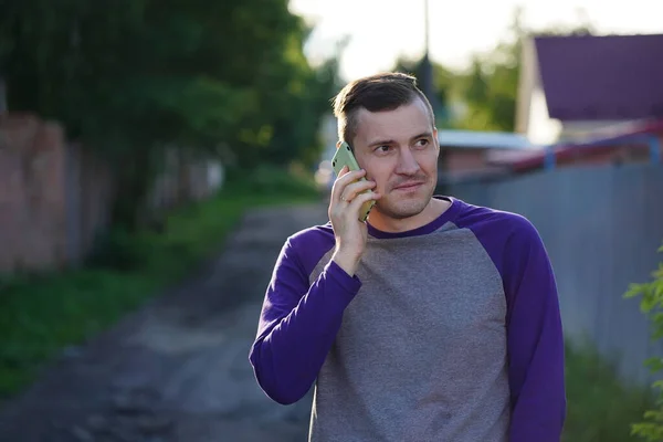 Hombre Adulto Con Ropa Casual Respondiendo Una Llamada Telefónica Mirando — Foto de Stock