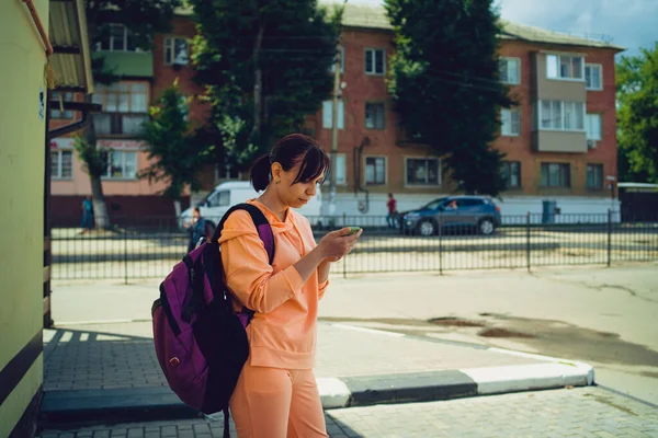 Ελκυστικός Τουρίστας Σακίδιο Δρόμο Της Πόλης Κινητό Τηλέφωνο Στα Χέρια — Φωτογραφία Αρχείου