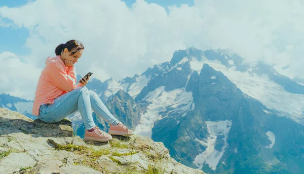 Viajero Femenino Usando Smartphone Las Montañas Mujer Cuerpo Completo Sentado — Foto de Stock