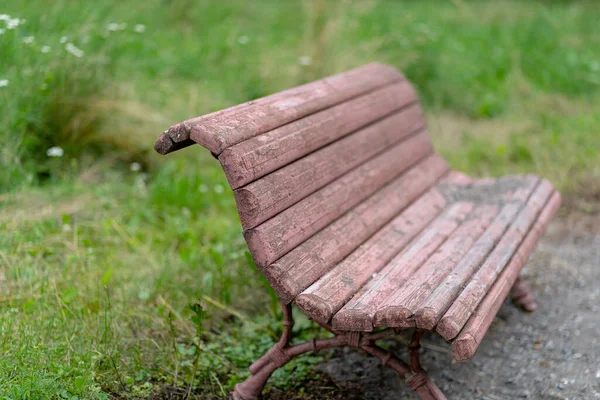 Alte Holzbank Zum Ausruhen Dreckig Schäbige Kirchenbank Park — Stockfoto