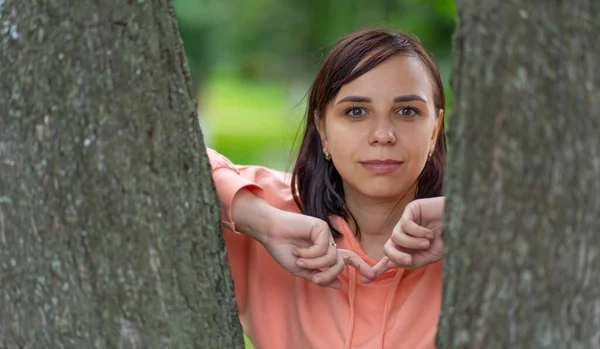 Porträtt Ung Kvinna Som Tittar Bakom Träd Närbild Söt Kvinna — Stockfoto