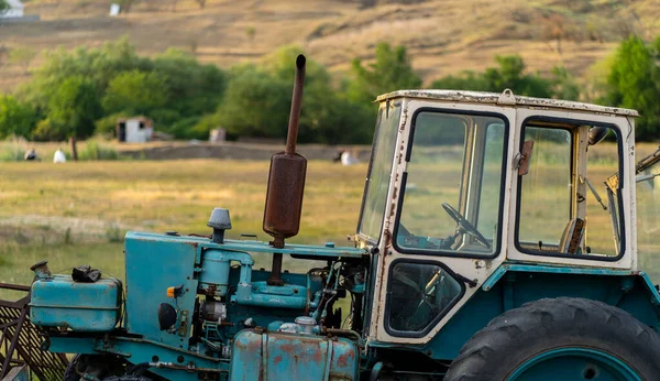 Rusty Grävmaskin Arbetar Landsbygden Vädergrävningsplats Lantbruksarbeten Ute Fältet Sommardag Landsbygden — Stockfoto