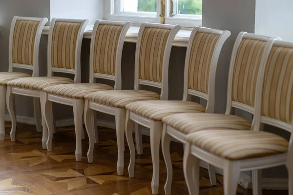 Großaufnahme Von Stühlen Zimmer Schöne Sitzplätze Saal Für Festliche Anlässe — Stockfoto
