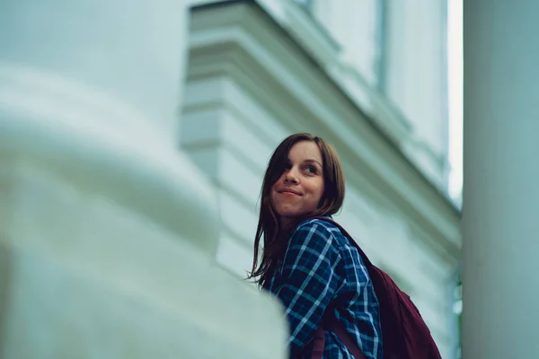 Angle Bas Jeune Femme Avec Sac Dos Regardant Dessus Épaule — Photo