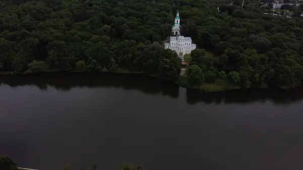 Schilderachtige Plek Van Wit Paleis Met Vijver Groene Bomen — Stockfoto