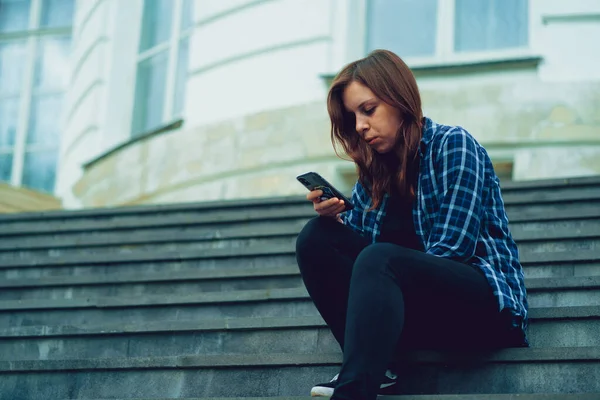 Erwachsene Frau Mit Handy Sitzt Auf Stufen Des Palastes — Stockfoto