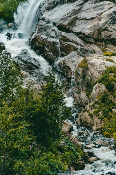 Cachoeira Dia Verão Natureza Corrente Água Rápida Caindo Rochas Contra — Fotografia de Stock