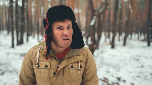 Człowiek Grymaki Lesie Sezonie Zimowym — Zdjęcie stockowe