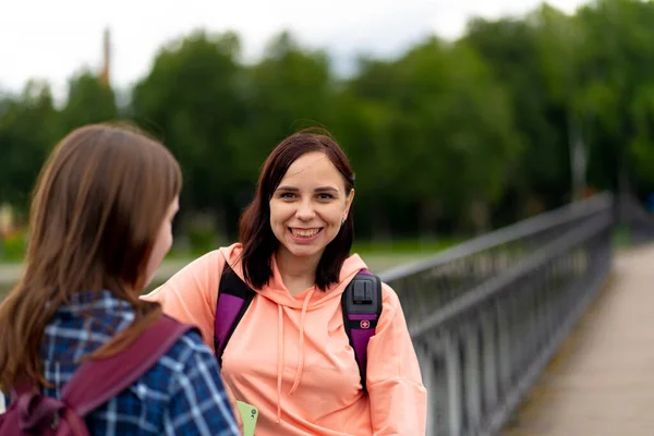 Vidám Fiatal Hátizsákkal Mosolyog Beszél Női Barátja Miközben Áll Hídon — Stock Fotó