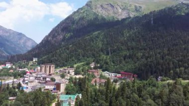 Dağlık ve ağaçlık alanlardaki köyün havadan görünüşü. Yaz aylarında kırlara kuşbakışı bakmak.