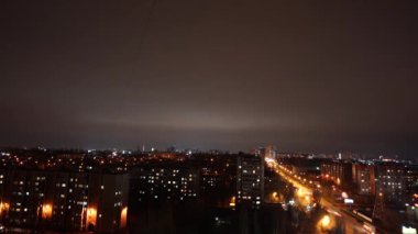 Yolda trafik vardı. Gece vardiyası. Şehir manzarasının gece vakti çizelgesi. Gece şehir hayatı.