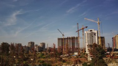 Vinçle inşa edilmiş modern bir bina. Yüksek vinçle inşa ediliyor